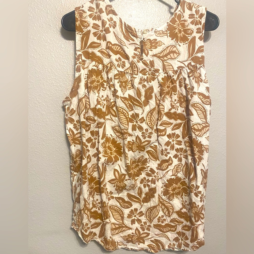 Really cute Brown & White Floral/Paisley-ish sleeveless shirt. One button V-Veck